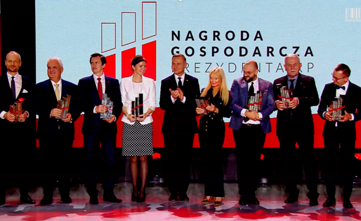prezydent Andrzej Duda i laureaci Nagrody Gospodarczej Kongresu 590 / autor: Fratria