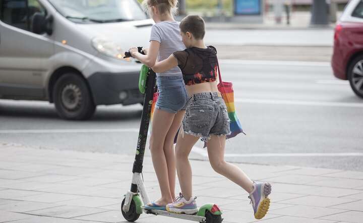 „Nie ma wrażeń bez obrażeń” – pod takim hasłem młodzież jeździ na hulajnogach elektrycznych / autor: Fratria / Andrzej Wiktor