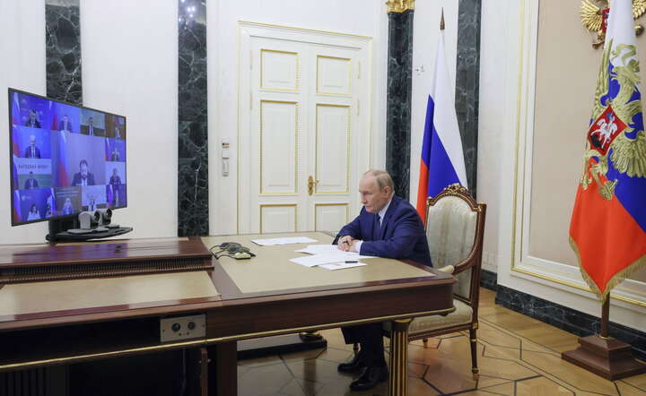 Prezydent Rosji Władimir Putin w gabinecie na Kremlu na rządowej telekonferencji, 23 lipca 2025 / autor: PAP/ EPA/MKHAIL METZEL / SPUTNIK