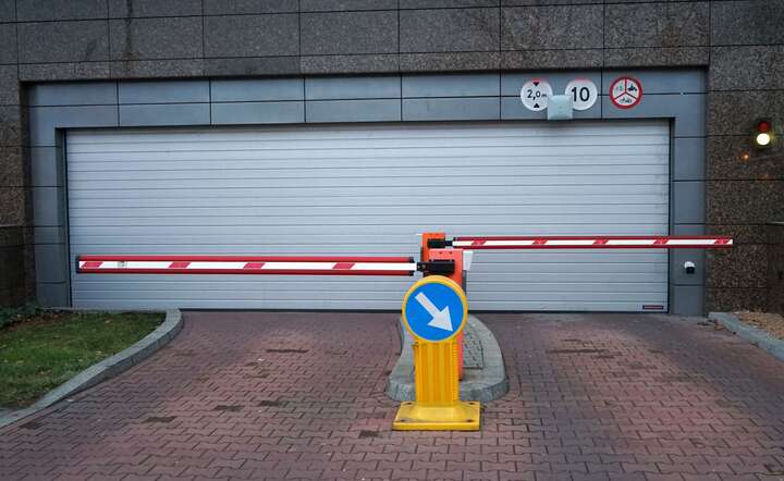 Za niekonstytucyjną należy uznać sytuację, w której tylko garaże w budynkach mieszkalnych korzystają z preferencyjnej stawki podatku / autor: Fratria / MK