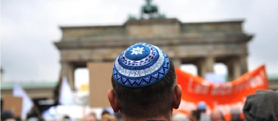 Żyd na tle Bramy Brandenburskiej / autor: YouTube/epochtimes.de