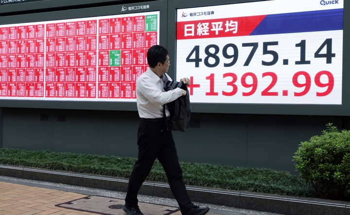 Indeks Nikkei giełdy w Japonii zyskuje dziś aż 3 proc. / autor: PAP/EPA/FRANCK ROBICHON