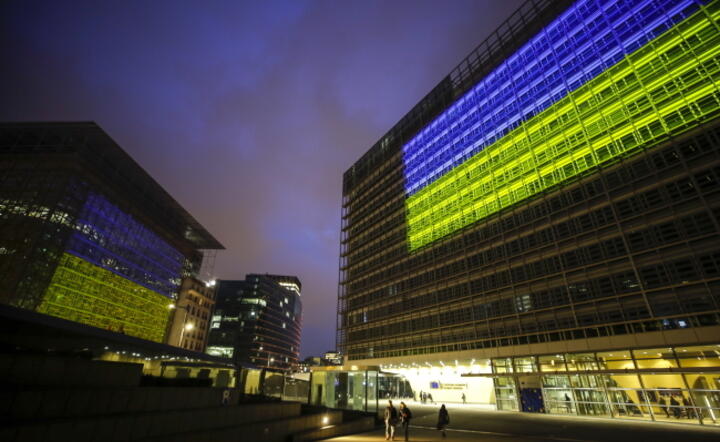 Budynki siedziby Komisji Europejskiej w Brukseli podświetlone barwami ukraińskimi, 24 lutego / autor: PAP/EPA/OLIVIER HOSLET 