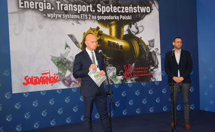 Bartłomiej Mickiewicz, zastępca przewodniczącego Komisji Krajowej NSZZ „Solidarność” (L) zaprezentował podczas Forum Ekonomicznego w Karpaczu raport „Energia. Transport. Społeczeństwo. ETS 2” / autor: Fratria / MW
