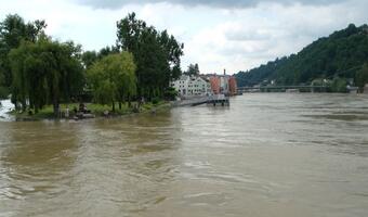 Trzy rzeki przekroczyły stany alarmowe - coraz więcej podtopień