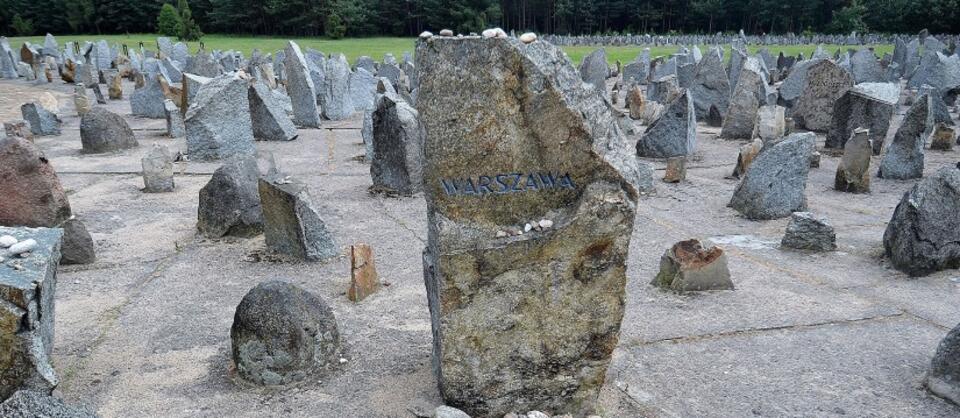Kamień upamiętniający Warszawę, skąd pochodziła największa liczba ofiar obozu / autor: Adrian Grycuk/commons.wikimedia.org