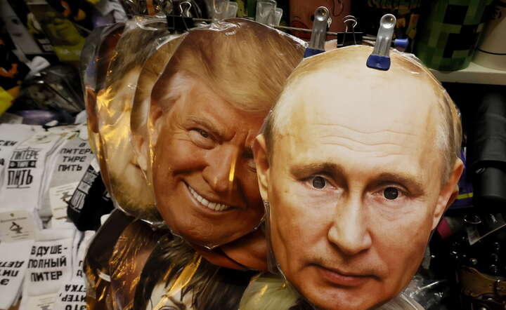Gadżety-maski z podobiznami Władimira Putina i Donalda Trumpa sprzedawane turystom na ulicach Moskwy / autor: PAP/EPA/ANATOLY MALTSEV