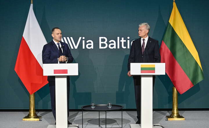 Prezydent RP Karol Nawrocki (L) oraz prezydent Republiki Litewskiej Gitanas Nauseda (P) podczas konferencji prasowej w związku z otwarciem odcinka autostrady Via Baltica / autor: PAP/Valdemar Doveiko