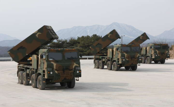 Gotowe do strzału wyrzutnie rakiet K-239 Cheonmu produkcji południowokoreańskiej na ćwiczeniach / autor: PAP/ EPA/YONHAP SOUTH KOREA 