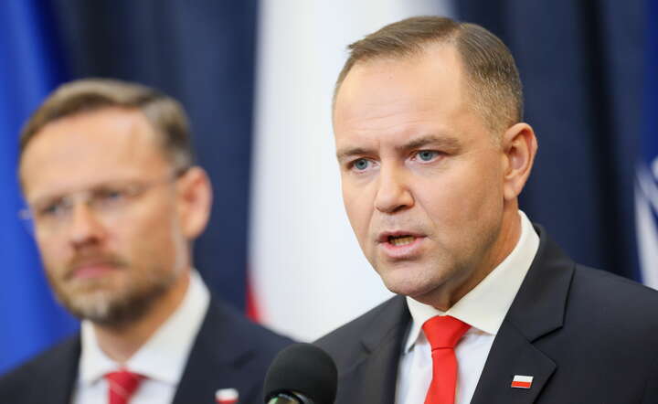 Prezydent RP Karol Nawrocki (P) podczas konferencji prasowej w Pałacu Prezydenckim w Warszawie / autor: PAP/Leszek Szymański