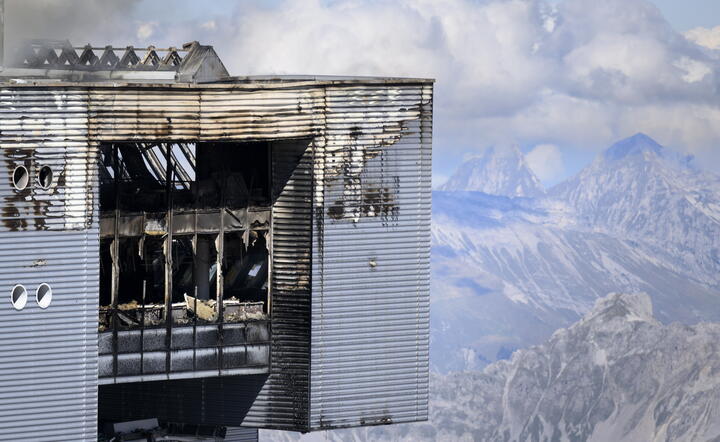 pożar w restauracji Botta w Alpach na szczycie Glacier 3000 / autor: fotoserwis PAP
