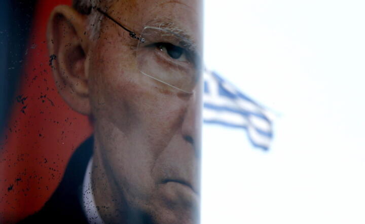 Grecki plakat, krytykujący politykę Niemiec, uosabianą przez ich ministra finansów Wolfganga Schaeublego fot. PAP / EPA / ARMANDO BABANI  