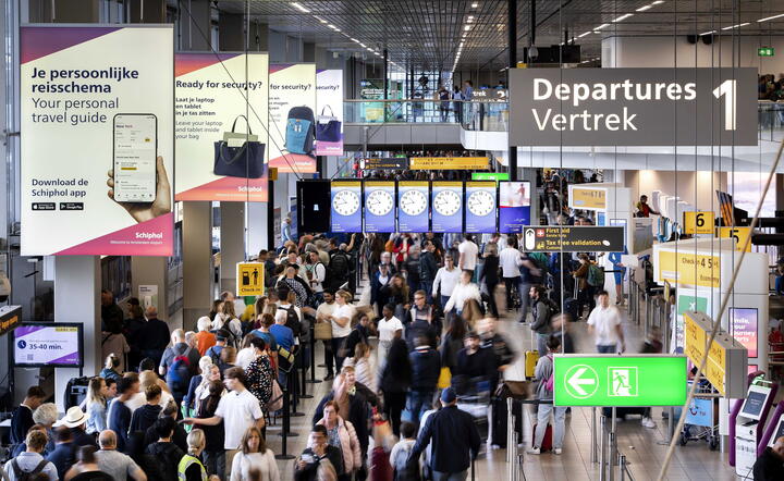 Pasażerowie na lotnisku Schiphol / autor: PAP/EPA