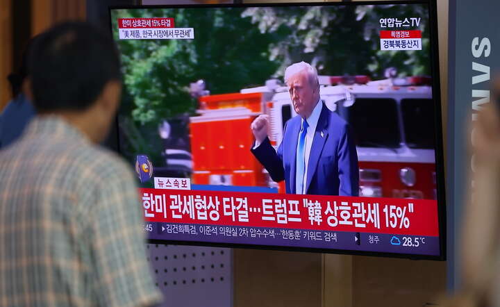 Audycja w telewizji w Korei Południowej o ustanowieniu ceł w USA przez prezydenta Donalda Trumpa / autor: PAP/EPA/YONHAP SOUTH KOREA