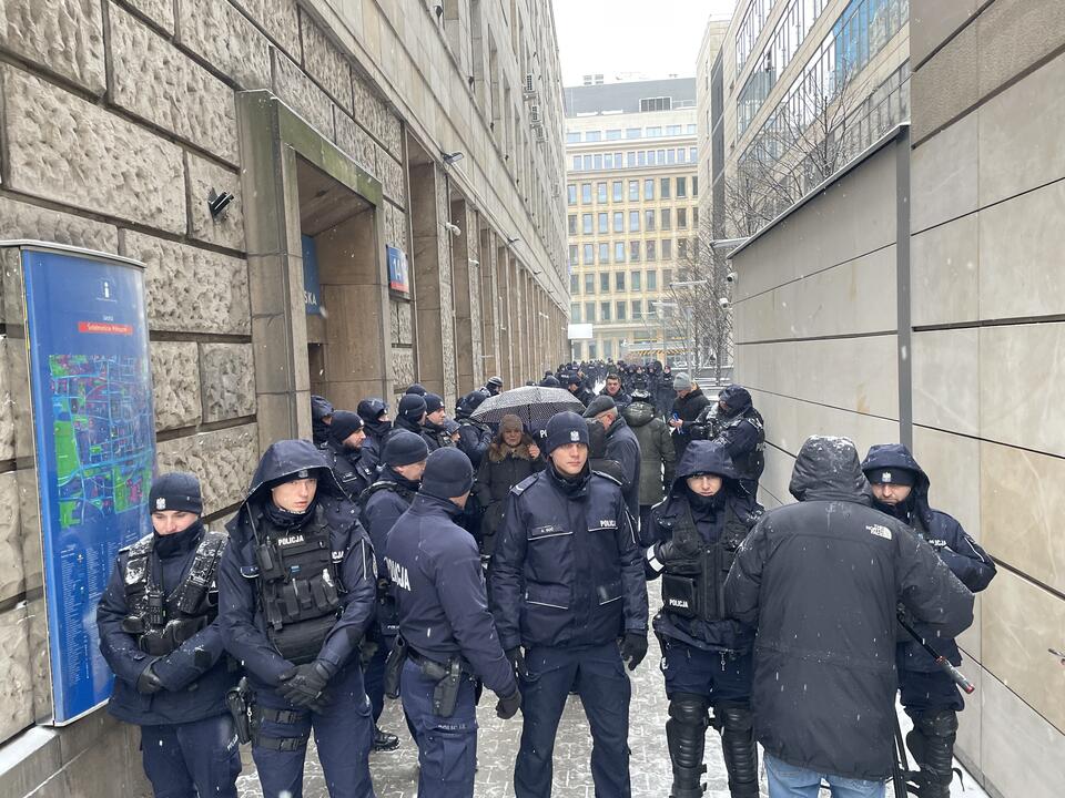 Kilkudziesięciu policjantów pilnuje wejścia do TVP / autor: Fratria