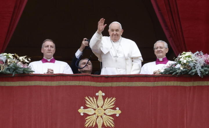 Papież Franciszek udziela błogosławieństwa Urbi et Orbi z balkonu Bazyliki Świętego Piotra w Watykanie. / autor: PAP/EPA/FABIO FRUSTACI