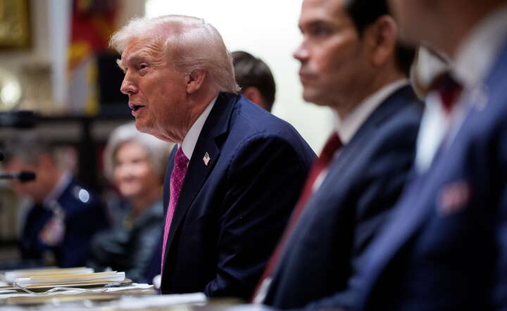 Prezydent USA Donald Trump na spotkaniu z prezydentem Ukrainy Wołodymirem Zełenskim w Białym Domu, 17 października 2025 / autor: PAP/EPA/AARON SCHWARTZ
