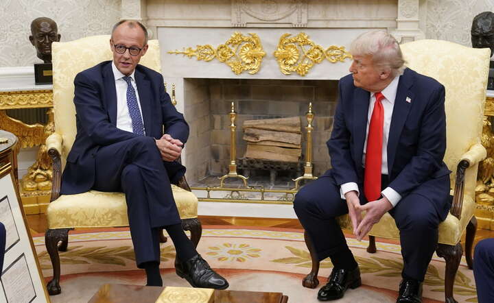 Prezydent USA Donald Trump (P) i kanclerz Niemiec Friedrich Merz (L) w Białym Domu / autor: PAP/ EPA/CHRIS KLEPONIS