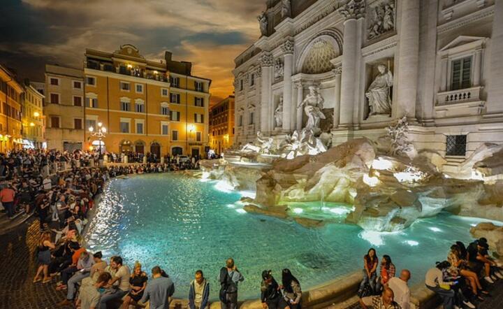 turyści przy fontannie di Trevi / autor: pixabay