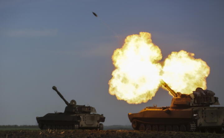 Ukraińska artyleria ostrzeliwuje pozycje Rosjan w okolicach Charkowa / autor: PAP/EPA/STR