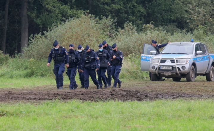 Policja na polsko-białoruskiej granicy w pobliżu miejscowości Usnarz Górny, / autor: PAP/Artur Reszko