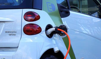 Minister: upowszechnienie samochodów elektrycznych w Polsce może zwiększyć zużycie energii o 15 proc.