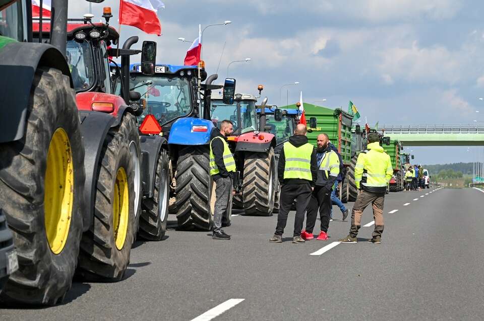 na zdj. protest ostrzegawczy rolników na S3 węzeł Pyrzyce / autor: PAP/Marcin Bielecki