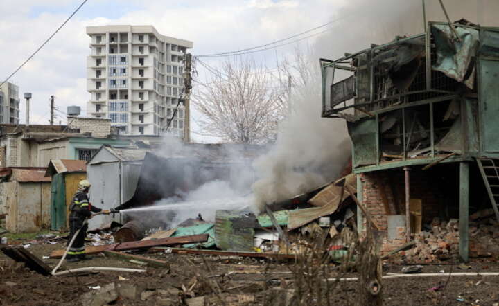 Zniszczenia w Charkowie po ataku rakietowym Rosjan, 7 kwietnia / autor: PAP/EPA/SERGEY KOZLOV