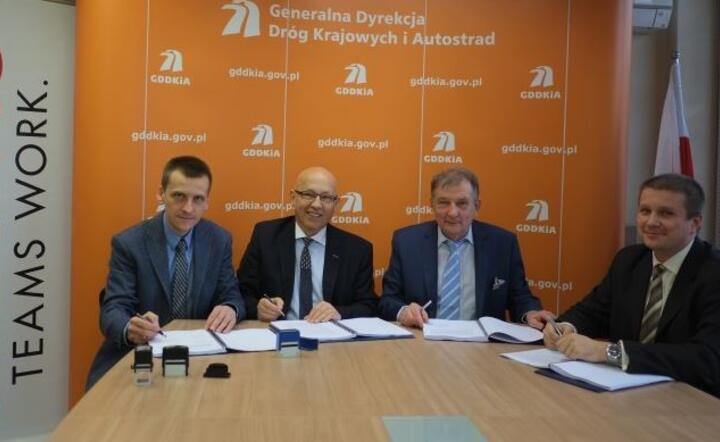 W piątek w katowickiem oddziale GDDKIA podpisano umowę z firmą Strabag na budowę odcinka H autostrady A1, fot. materiały GDDKiA 