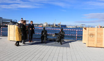 Ławeczka budowniczych Portu Gdynia stanęła na Ostrodze Pilotowej w Porcie Gdynia