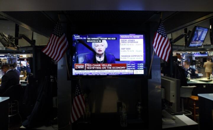 Telewizory na Wall Street z transmisją live wystąpienia szefowej Fed, fot. PAP/EPA/Justin Lane