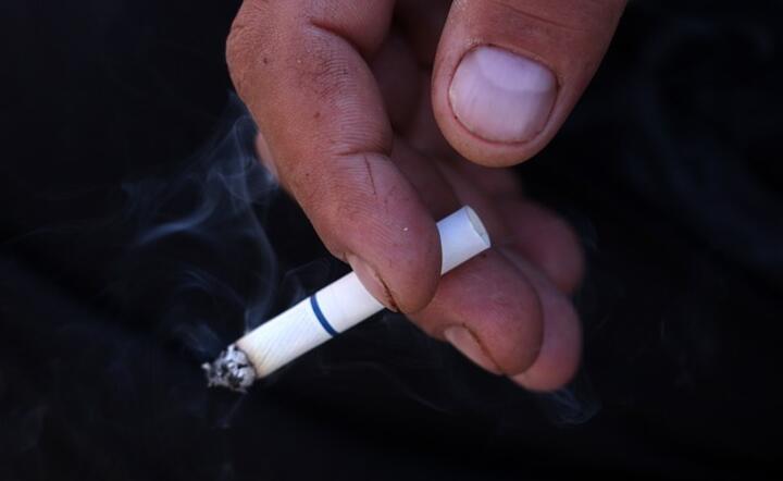 Francuzi zapalają ostatniego papierosa