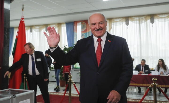 Prezydent Białorusi Alaksandr Łukaszenka po oddaniu głosu w Mińsku w wyborach do izby niższej białoruskiego parlamentu / autor: PAP/EPA/SERGEY DOLZHENKO