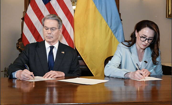 Sekretarz skarbu USA Scott Bessent i wicepremier, minister gospodarki Ukrainy Julija Swyrydenko podpisują umowę o partnerstwie ekonomicznym / autor: PAP/EPA/US DEPARTMENT OF THE TREASURY