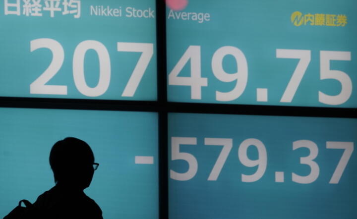 Indeks giełdy japońskiej Nikkei zaliczył dzis głęboki spadek / autor: PAP/EPA/KIMIMASA MAYAMA