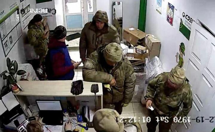 Rosyjscy żółnierze sfilmowani w wojskowym punkcie wysyłek pocztowych na Biełorusi, skąd wysyłają do Rosji zdobyte na Ukrainie łupy / autor: Twitter / @visegrad24