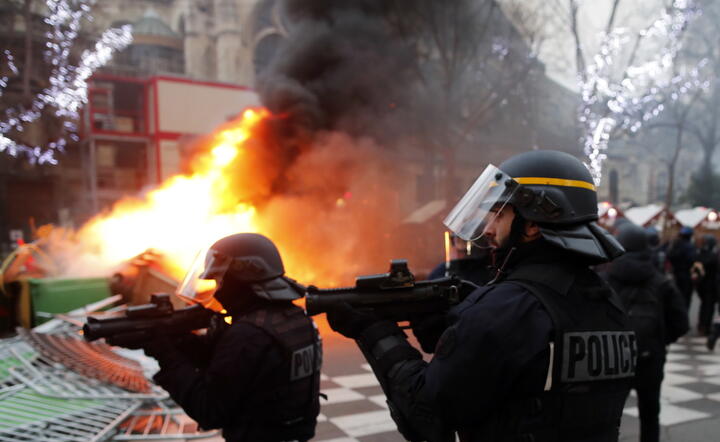 Paryż/policja / autor: PAP/EPA/IAN LANGSDON