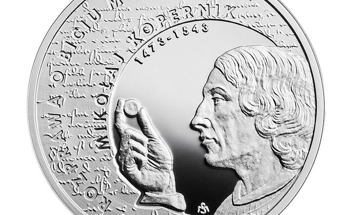 Nagrodzona moneta na rewersie przedstawia wizerunek Mikołaja Kopernika oraz fragment oryginalnego rękopisu Rozprawy o biciu monety / autor: fot. materiały NBP