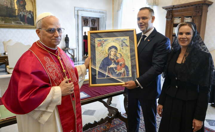 Prezydent Karol Nawrocki wraz z małżonką w trakcie audiencji wręczył papieżowi obraz Matki Bożej Gietrzwałdzkiej / autor: PAP/EPA/VATICAN MEDIA