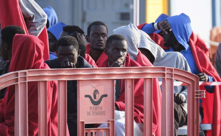 Z Afryki do Europy wciąż napływają nowi migranci. Ci na zdjęciu płynęli do Hiszpanii / autor: ALBERTO VALDES/EPA/PAP