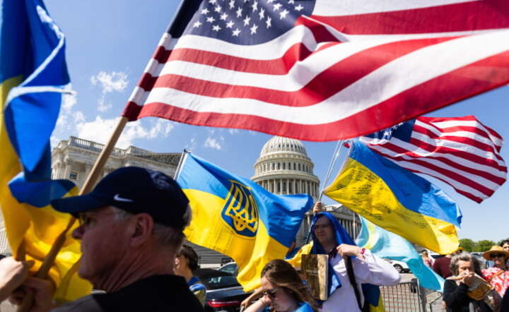 Zwolennicy wsparcia Ukrainy przez USA demonstrowali przed budynkiem Kongresu / autor: PAP/EPA/JIM LO SCALZO 