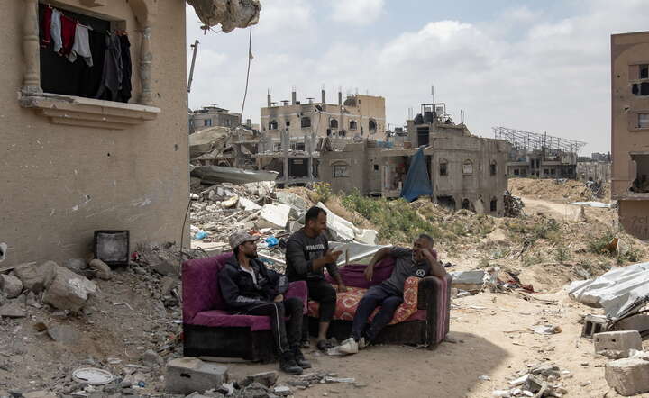 Palstyńczycy pozostali w ruinach miasta w strefie Gazy / autor: PAP/EPA/HAITHAM IMAD