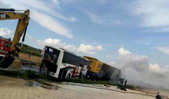 Zderzenie autobusu i dwóch ciężarówek. Wielu rannych