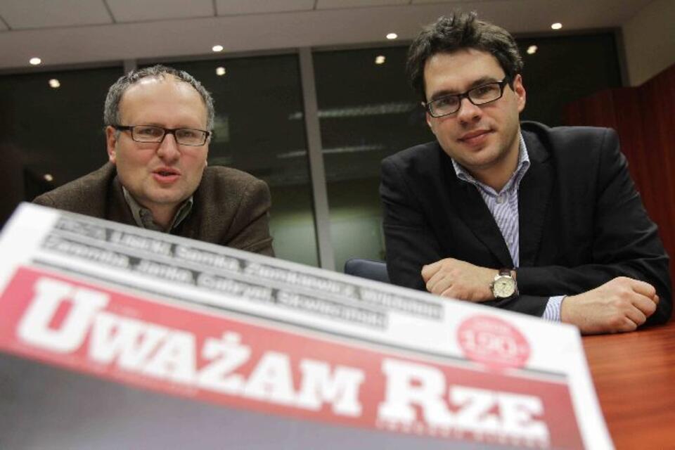 Paweł Lisicki, redaktor naczelny "Uważam Rze" i jego zastępca Michał Karnowski prezentują pierwszy numer tygodnika. Fot. PAP