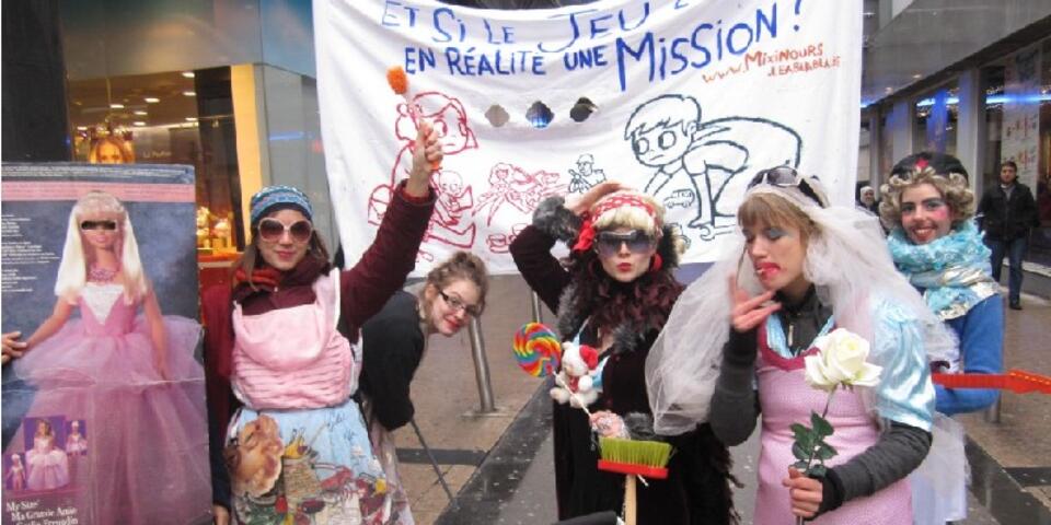 Fot. les-furies.com (Protest fr. feministek przed hipermarketem)