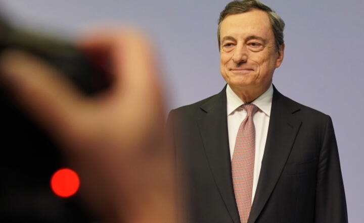 Prezes Europejskiego Banku Centralnego Mario Draghi na konferencji po posiedzeniu banku / autor: PAP/EPA/RONALD WITTEK