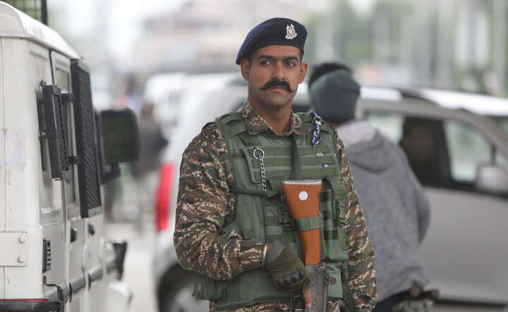Hinduski policjant na ulicach Srinagaru w stanie Kaszmir, o który spierają się Indie i Pakistan / autor: PAP/EPA/FAROOQ KHAN