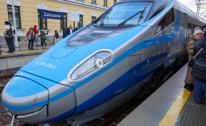 Inauguracyjny pociąg Pendolino na dworcu kolejowym w Zakopanem / autor: PAP/Grzegorz Momot