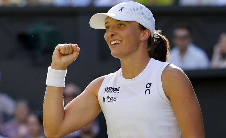 Gest triumfu Igi Świątek mówi sam za siebie. Finał Wimbledonu osiągnięty! / autor: PAP/EPA/TOLGA AKMEN