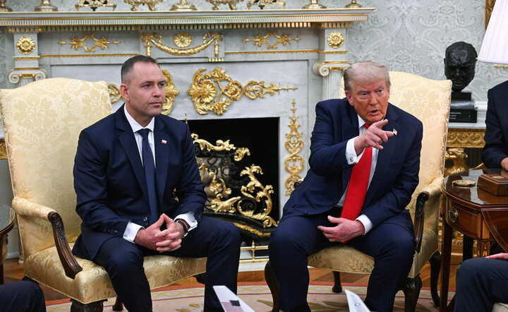 Prezydent RP Karol Nawrocki (L) i prezydent USA Donald Trump (P) na spotkaniu w Białym Domu w Waszyngtonie / autor: PAP/Radek Pietruszka